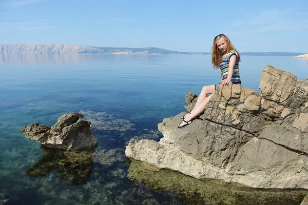 Frau blickt aufs Meer — Stockfoto