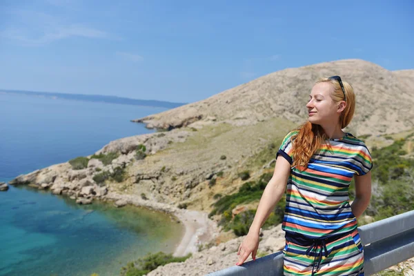 Frau blickt aufs Meer — Stockfoto