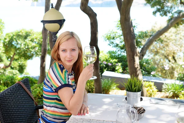 Femme avec un verre de vin — Photo