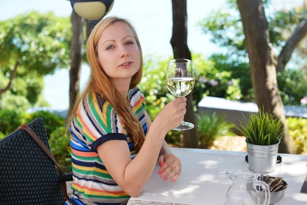 Frau mit Glas Wein — Stockfoto