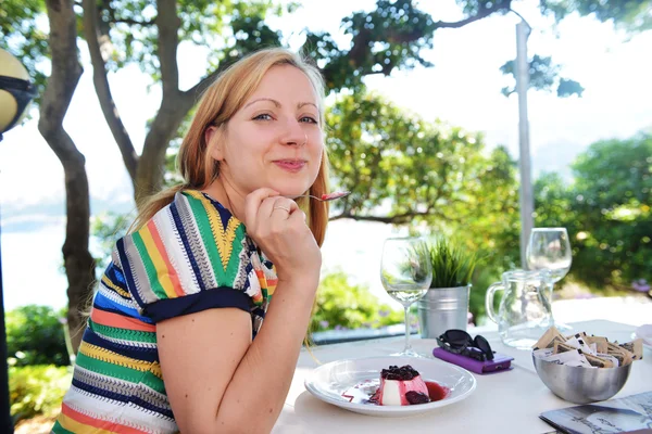 Jonge vrouw die ijs eet — Stockfoto