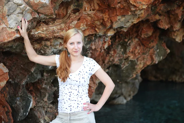 Young woman in mountains — Stock Photo, Image