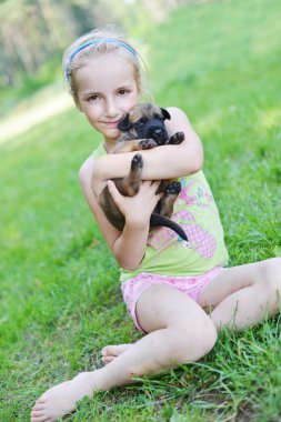 Kız köpekle oynuyor.
