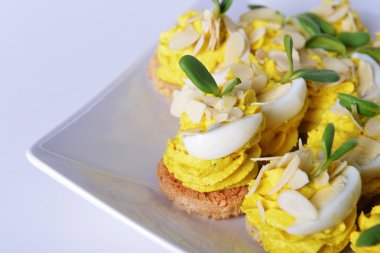 meze ile krem, fındık ve yumurta