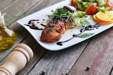 kızarmış balık ve pirinç  