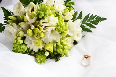 Düğün buketi ve halkalar