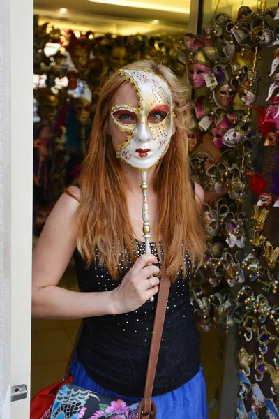 Frau mit Maske in Venedig — Stockfoto