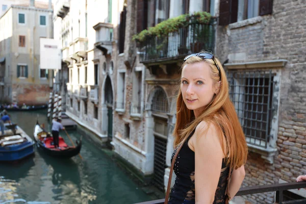 Giovane donna a Venezia — Foto Stock