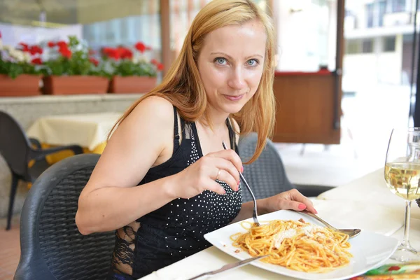 Frau isst in Café — Stockfoto