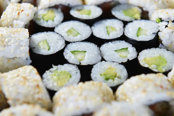 Вкусные суши-роллы — стоковое фото