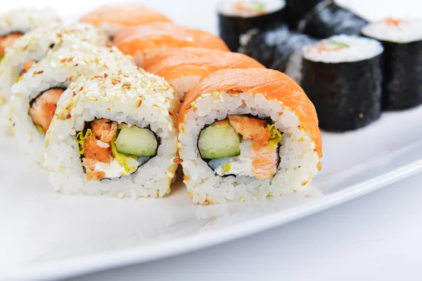 Deliciosos rolos de sushi — Fotografia de Stock