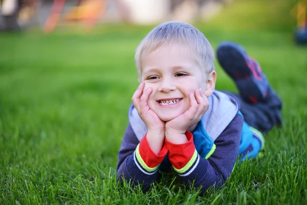 Kleiner Junge auf Gras — Stockfoto