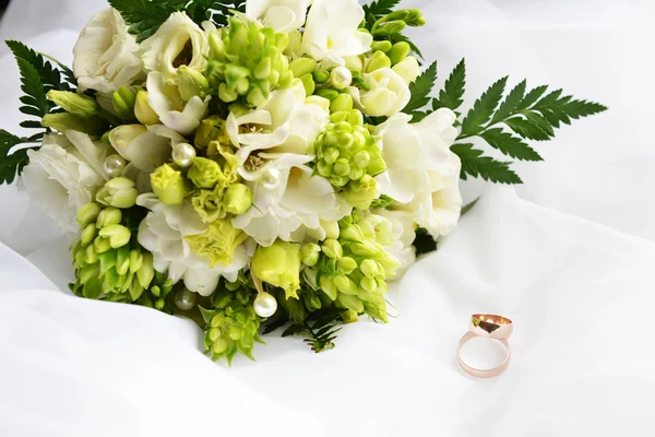 Bouquet de mariage et bagues — Photo