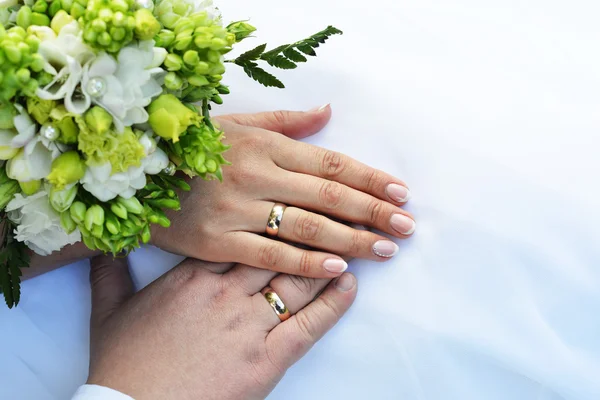 Hände und Brautstrauß — Stockfoto