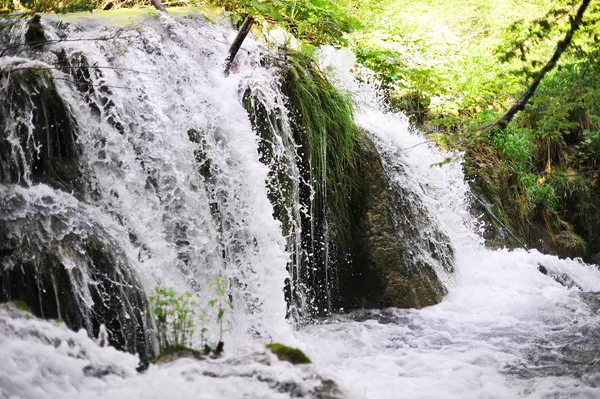 De belles cascades en montagne — Photo