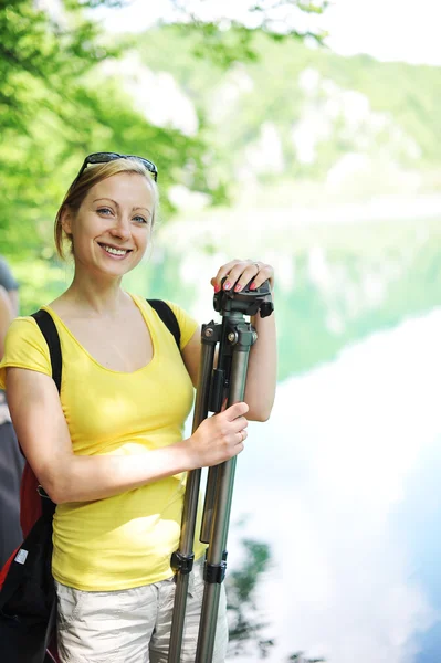 Femme voyageant dans les montagnes — Photo