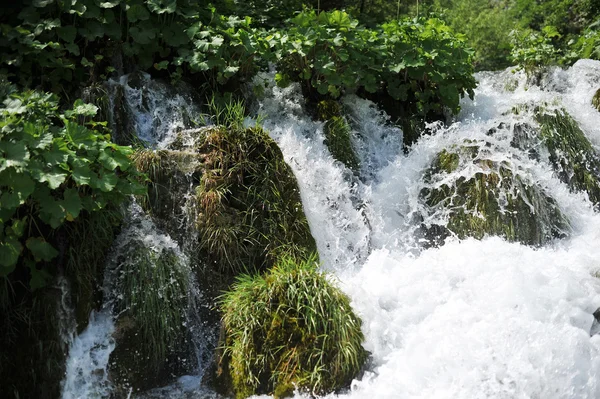 De belles cascades en montagne — Photo