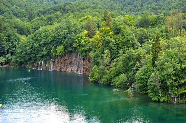 Pintoresco lago en las montañas — Foto de Stock