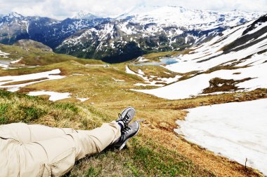 Dağ doruklarına şapkalı