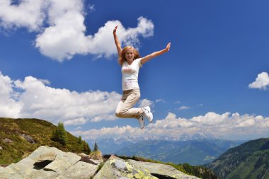 kadın dağın zirvesinde