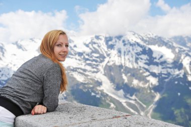 kadın Dağları arka plan üzerinde