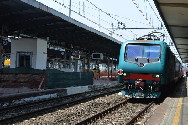 Tren eléctrico en la estación —  Fotos de Stock