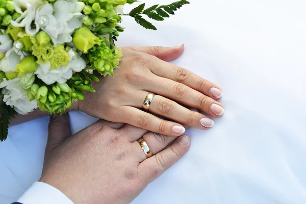 Mãos e buquê de casamento — Fotografia de Stock