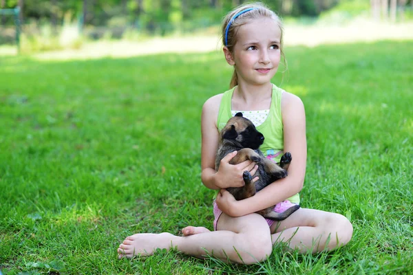 Dziewczyna gra z psem — Zdjęcie stockowe