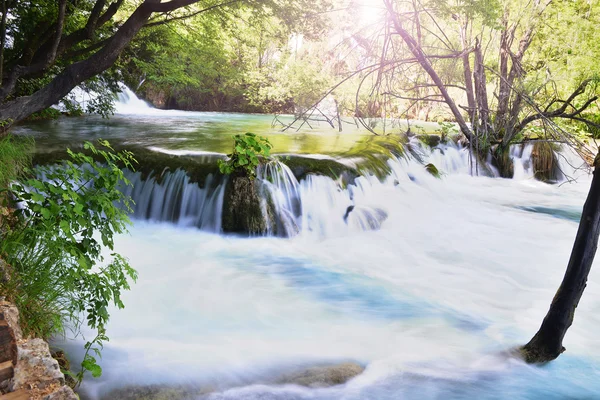 Chutes d'eau sur les pentes des montagnes — Photo