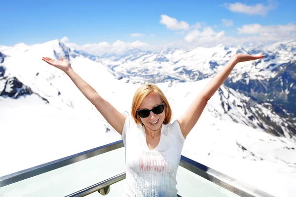 Vrouw op bergen achtergrond — Stockfoto