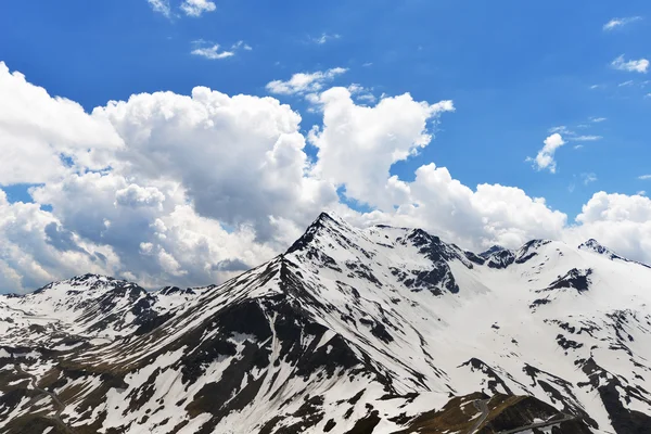 Capped mountain peaks — Stock Photo, Image