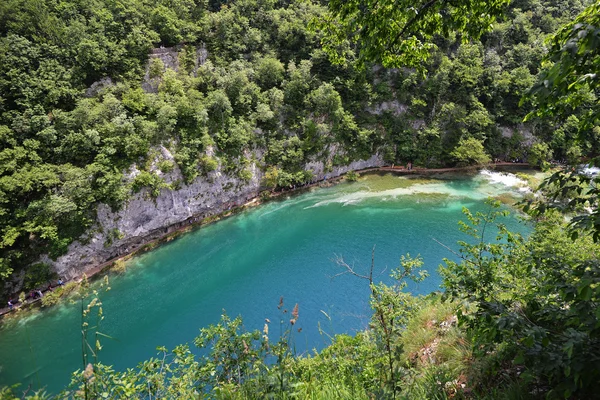 Lac pittoresque en montagne — Photo