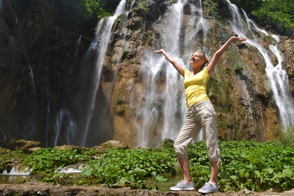 Woman near mountain waterfalls — Stok fotoğraf