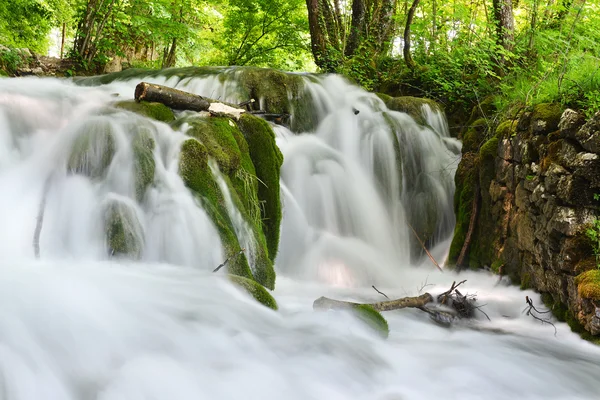 Waterfalls on slopes of mountains — Stock Photo, Image