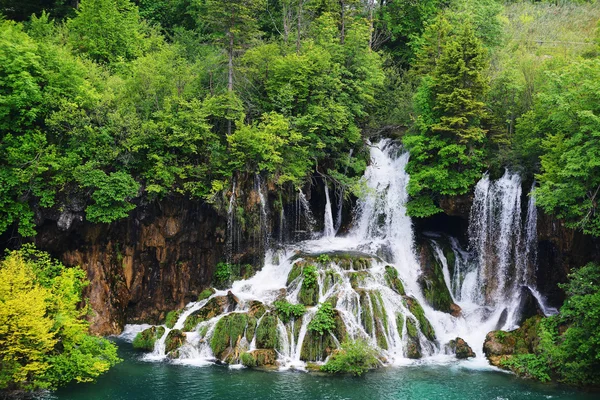 Watervallen op de hellingen van de bergen — Stockfoto