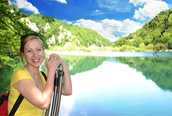 Woman on shore emerald lake — Stock fotografie