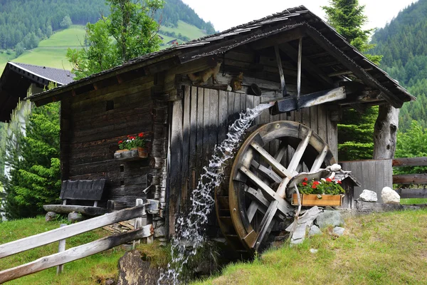 Starý dřevěný mlýn v horách — Stock fotografie