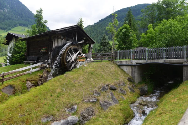 Starý dřevěný mlýn v horách — Stock fotografie