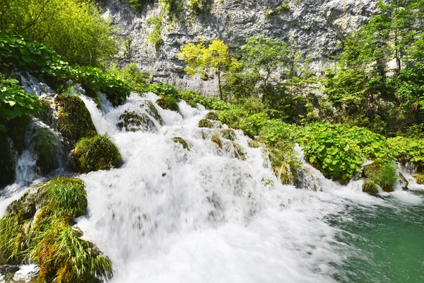 Chutes d'eau sur les pentes des montagnes — Photo