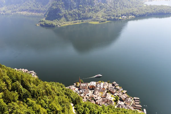 Село на березі озера — стокове фото