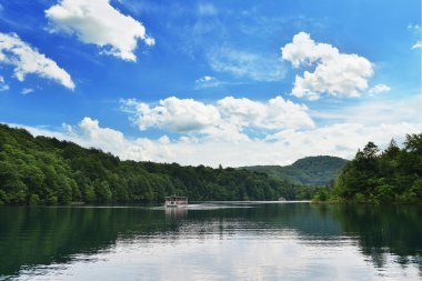 Nehirde yüzen tekne