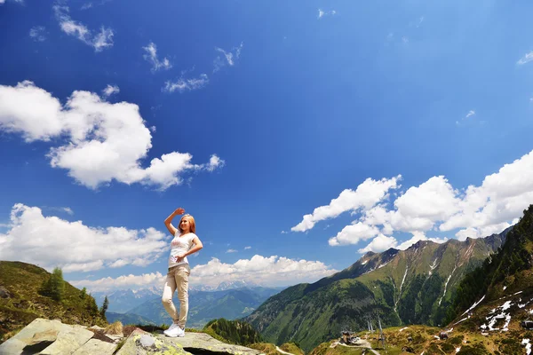 Woman on top of mountain — Stock Photo, Image