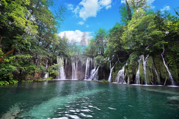 Prachtige schilderachtige waterval — Stockfoto