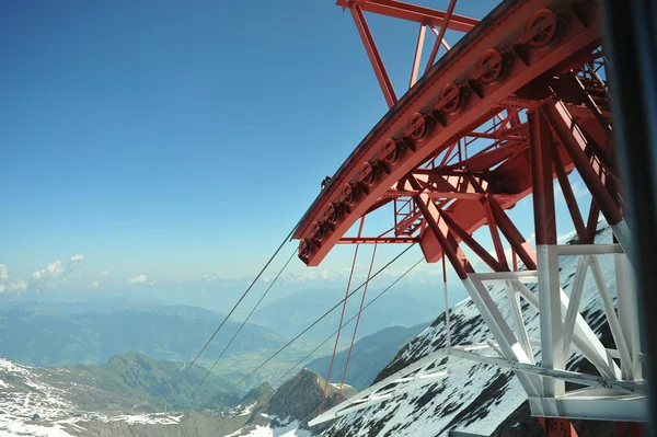 Sneeuw bedekte bergtoppen — Stockfoto