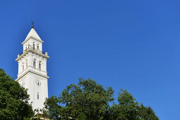 Witte toren met klok — Stockfoto