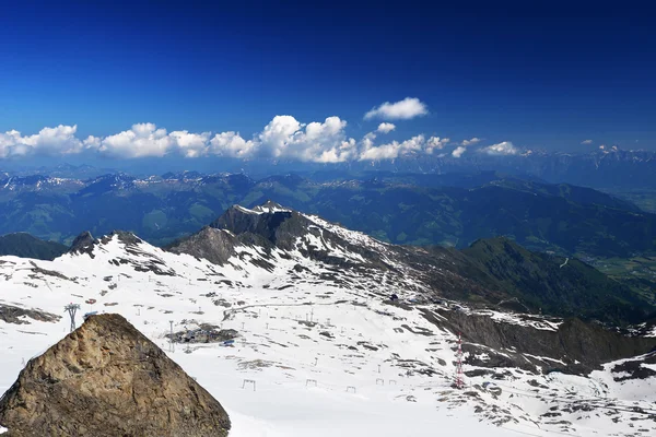 Sneeuw bedekte bergtoppen — Stockfoto