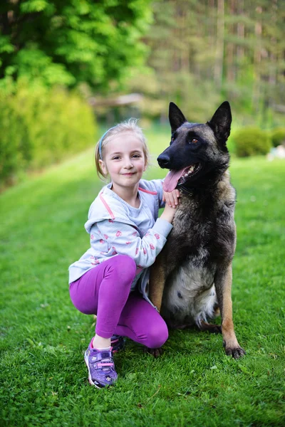 Kız köpekle oynuyor. — Stok fotoğraf