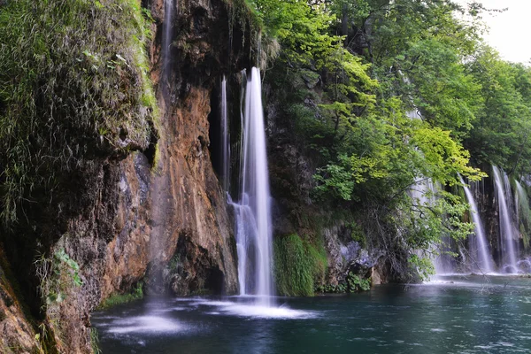 Prachtige schilderachtige waterval — Stockfoto