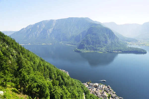 Село на березі озера — стокове фото