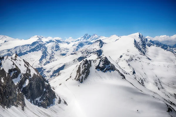 Sneeuw bedekte bergtoppen — Stockfoto